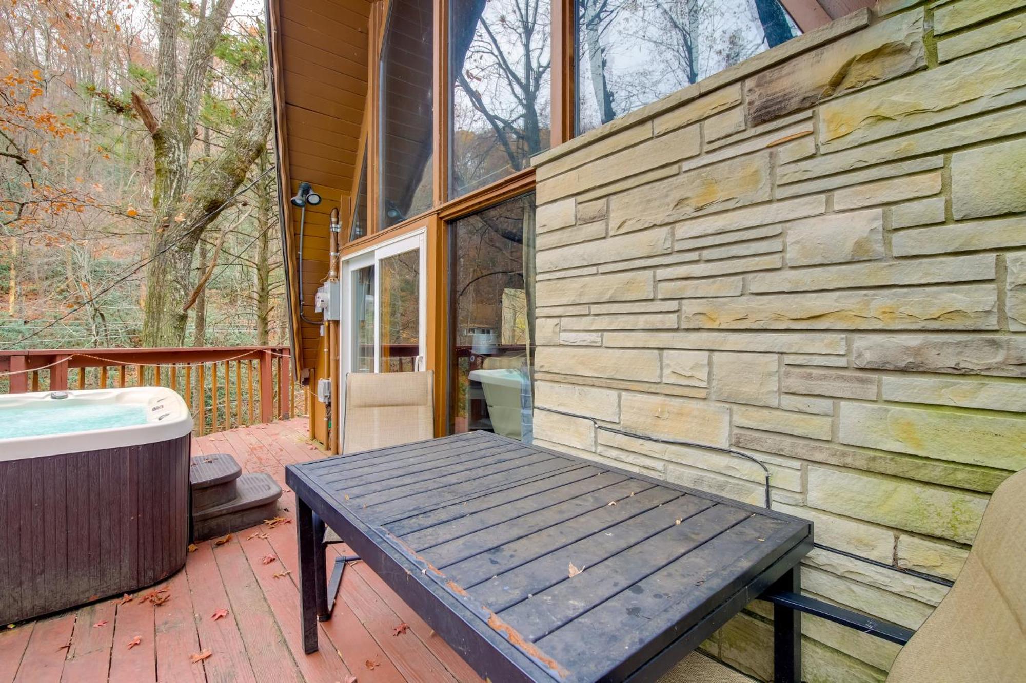Gatlinburg A-Frame Home With Hot Tub Near Parkway Esterno foto