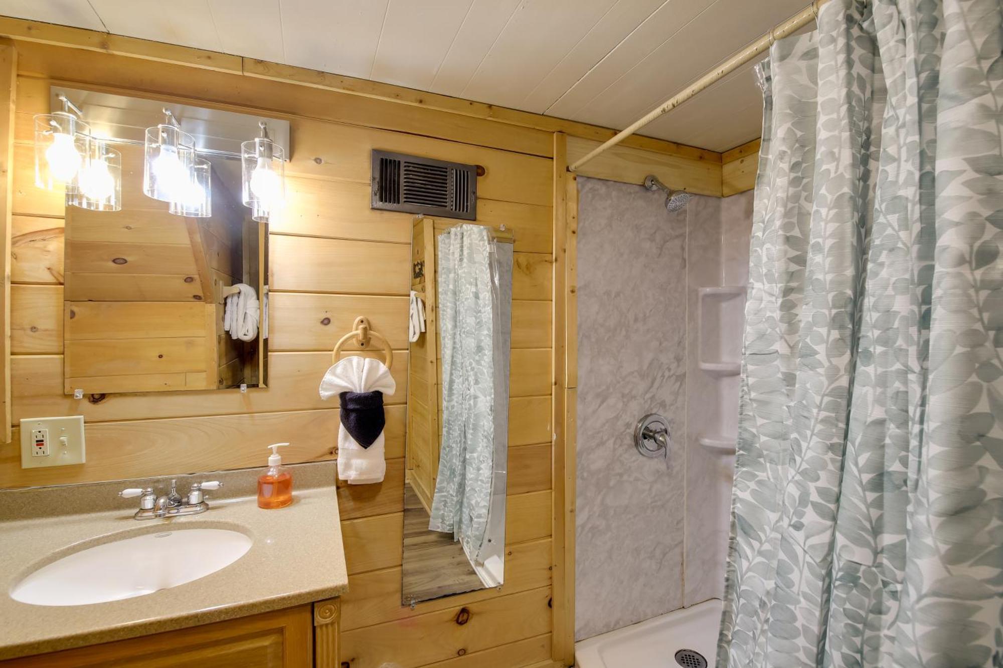Gatlinburg A-Frame Home With Hot Tub Near Parkway Esterno foto