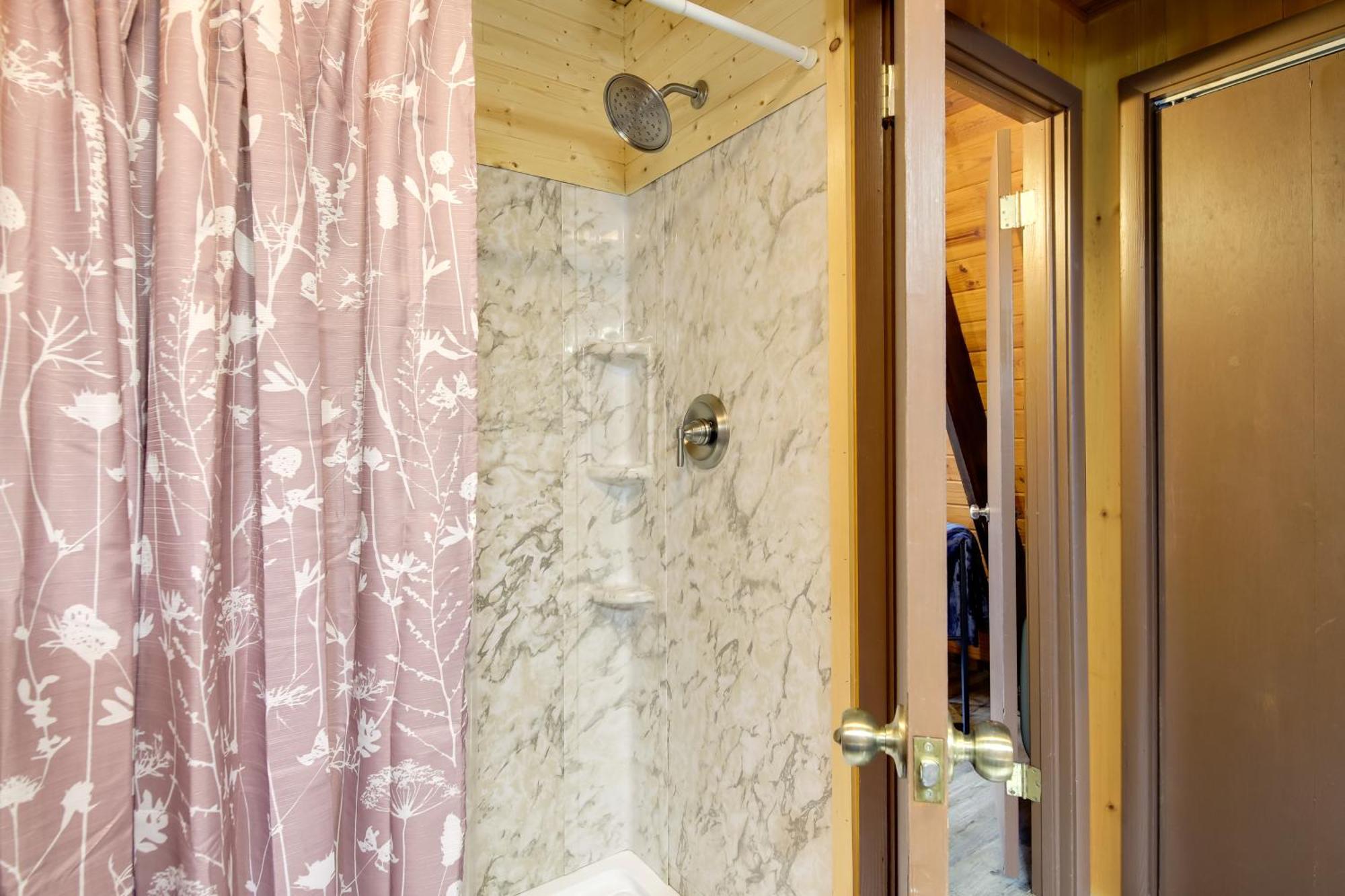 Gatlinburg A-Frame Home With Hot Tub Near Parkway Esterno foto
