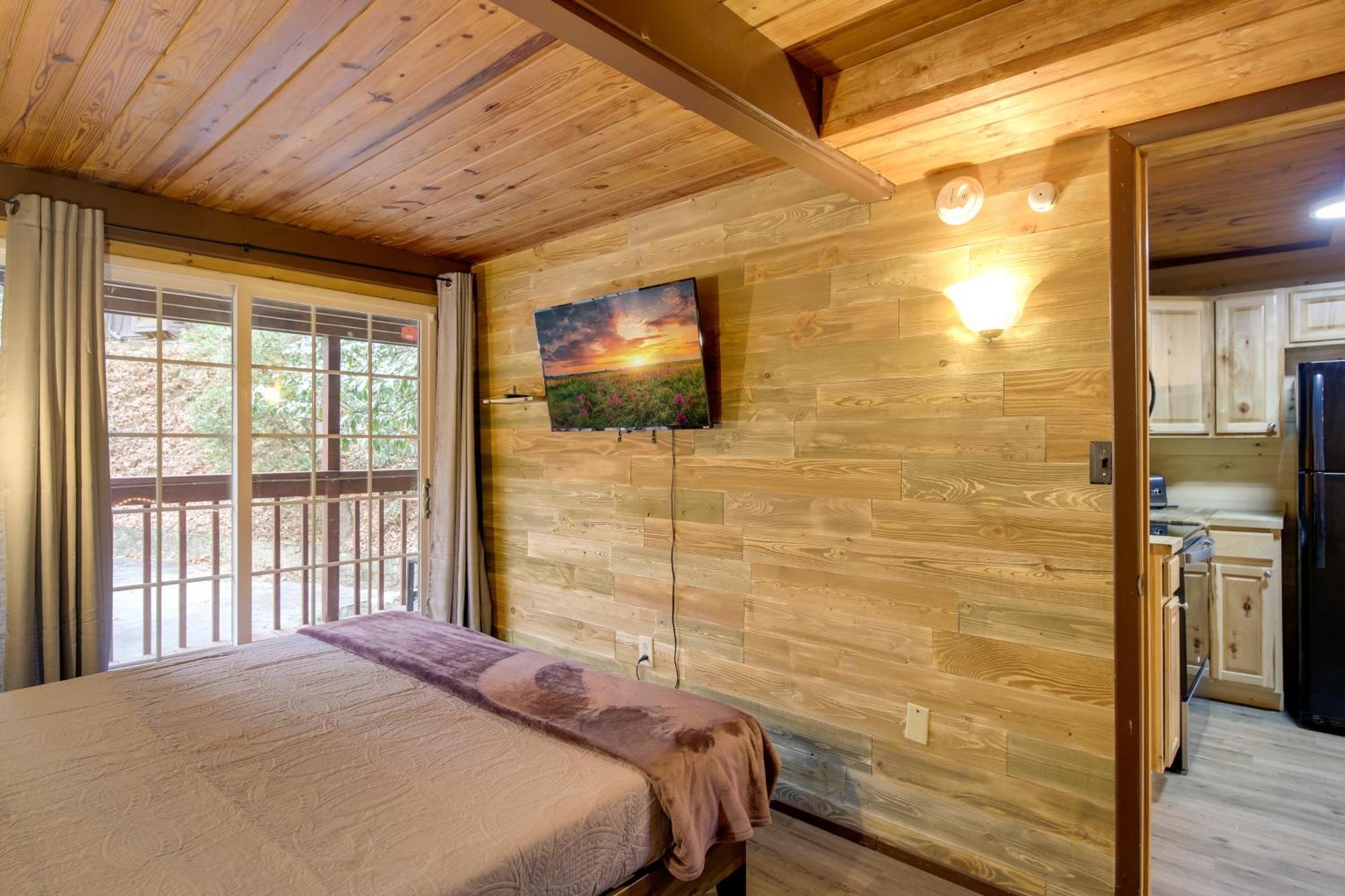 Gatlinburg A-Frame Home With Hot Tub Near Parkway Esterno foto